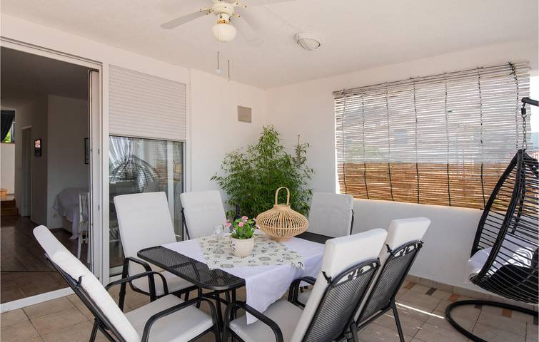 Ganze Ferienwohnung, Gemütlich, 1,5 km vom Strand entfernt: Modernes Apartment mit Terrasse und Parkplatz in Klek, Dubrovnik-Neretva