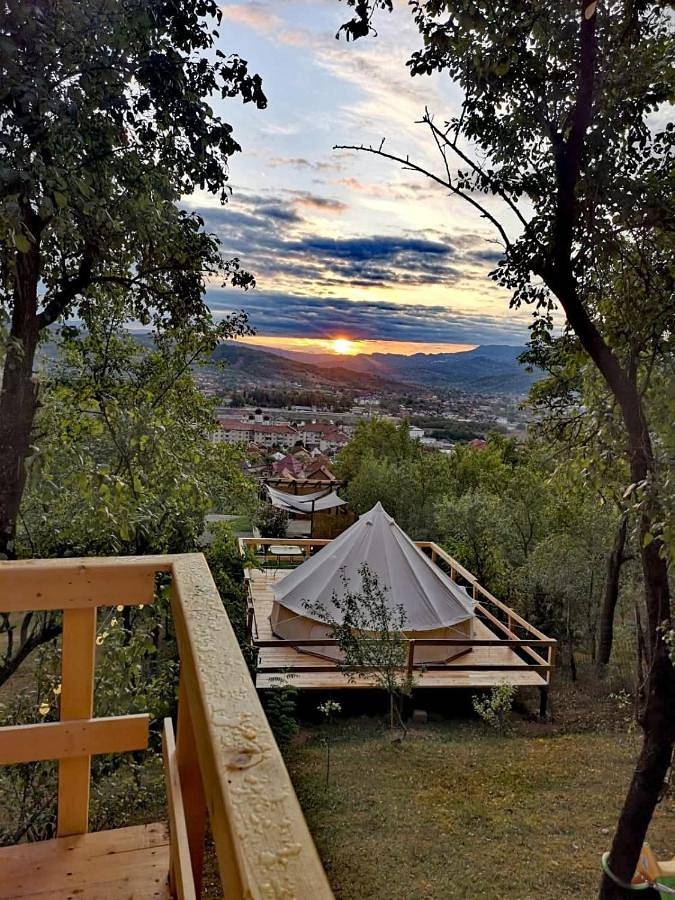 Glamping for 4 people, with garden and view as well as pool in Romania