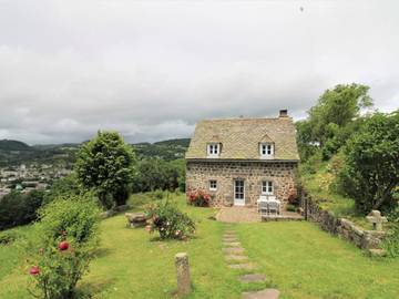 Gîte pour 4 personnes, avec jardin à Albepierre-Bredons