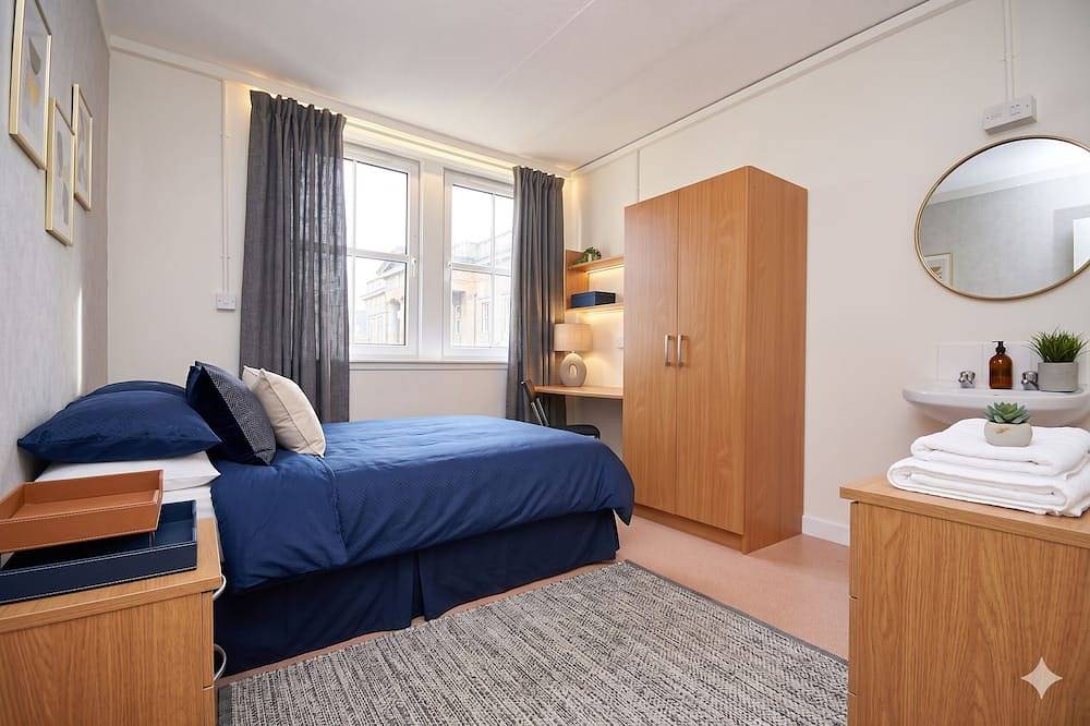 Ganze Wohnung, 6 Bedroom Self Contained Hostel Unit in Inverclyde