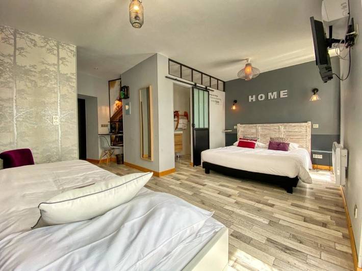 Hôtel pour 3 personnes, avec Jacuzzi et Terrasse ainsi que Jardin et Piscine