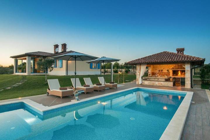 Villa für 6 Personen, mit Balkon und Terrasse sowie Garten und Pool in Fazana
