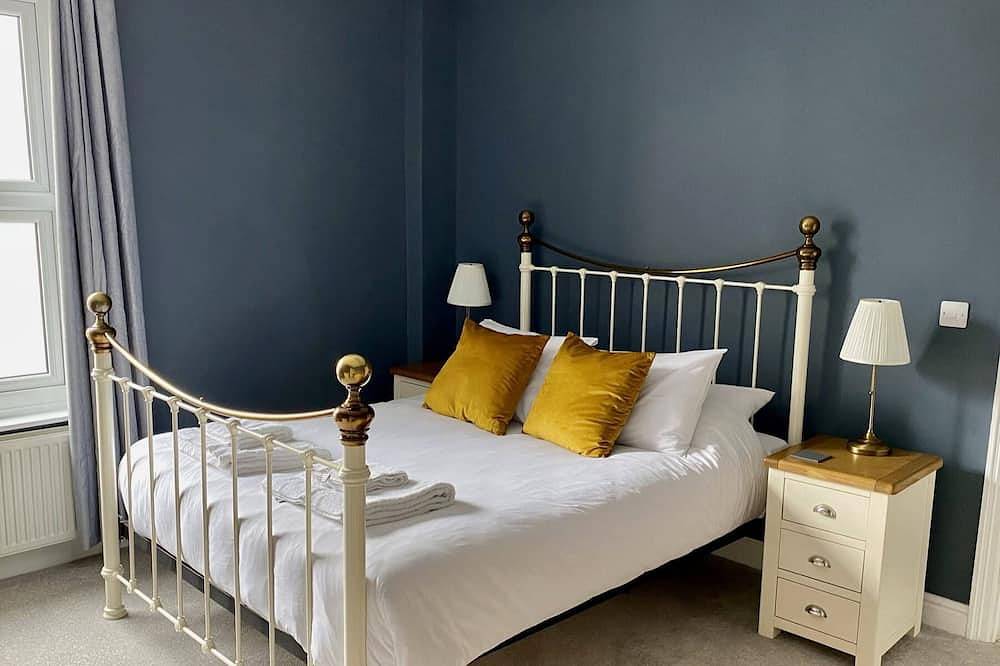 Coast House Cromer - Sleeps 15, hot tub, sea views in Cromer, Norfolk Coast