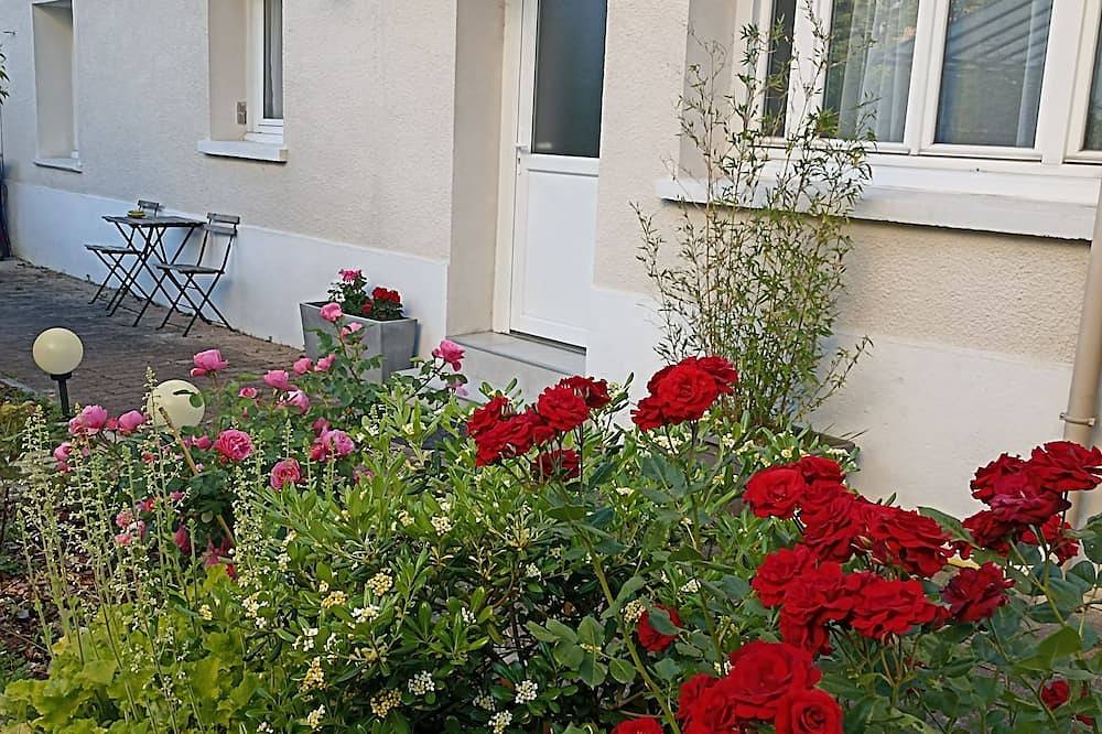 Appartement entier, T2 45 m² indépendant sur allée privée aux portes de Paris (1 à 6 personnes) in Garches, Hauts-de-Seine