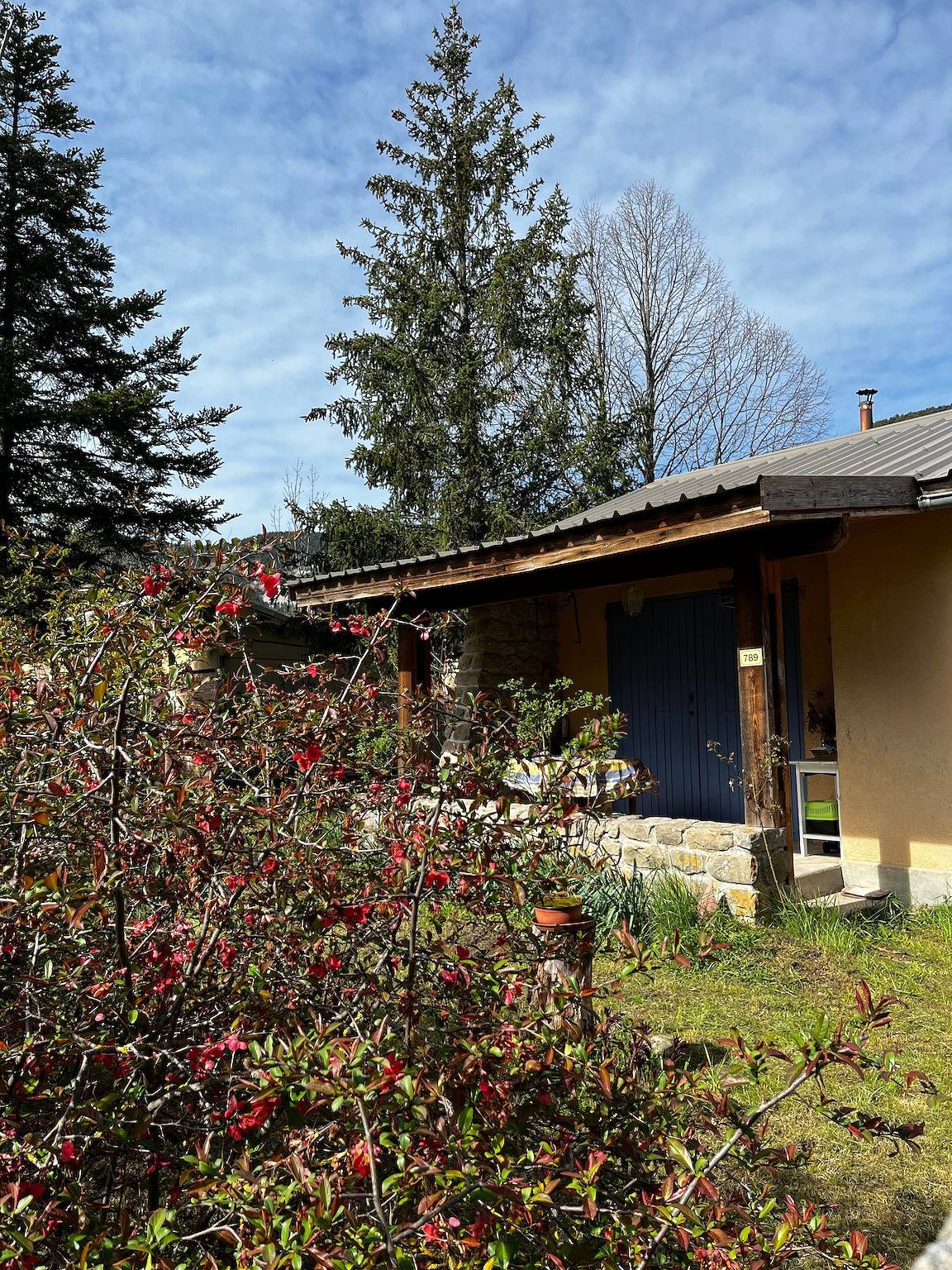 Ferienhaus 'Petit Chalet' mit Bergblick, privater Terrasse und eigenem Garten in Thorame-Basse, Castellane und Umgebung