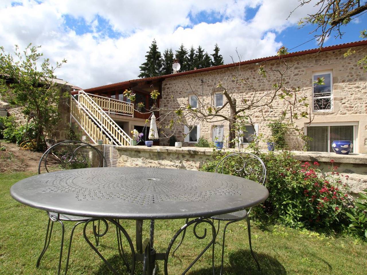 Gîte de charme en Auvergne, cour fermée, jardins privés, Bbq, babyfoot, proche St Jacques de Compostelle in Saint-Georges-Lagricol, Parc Naturel Régional Livradois-Forez
