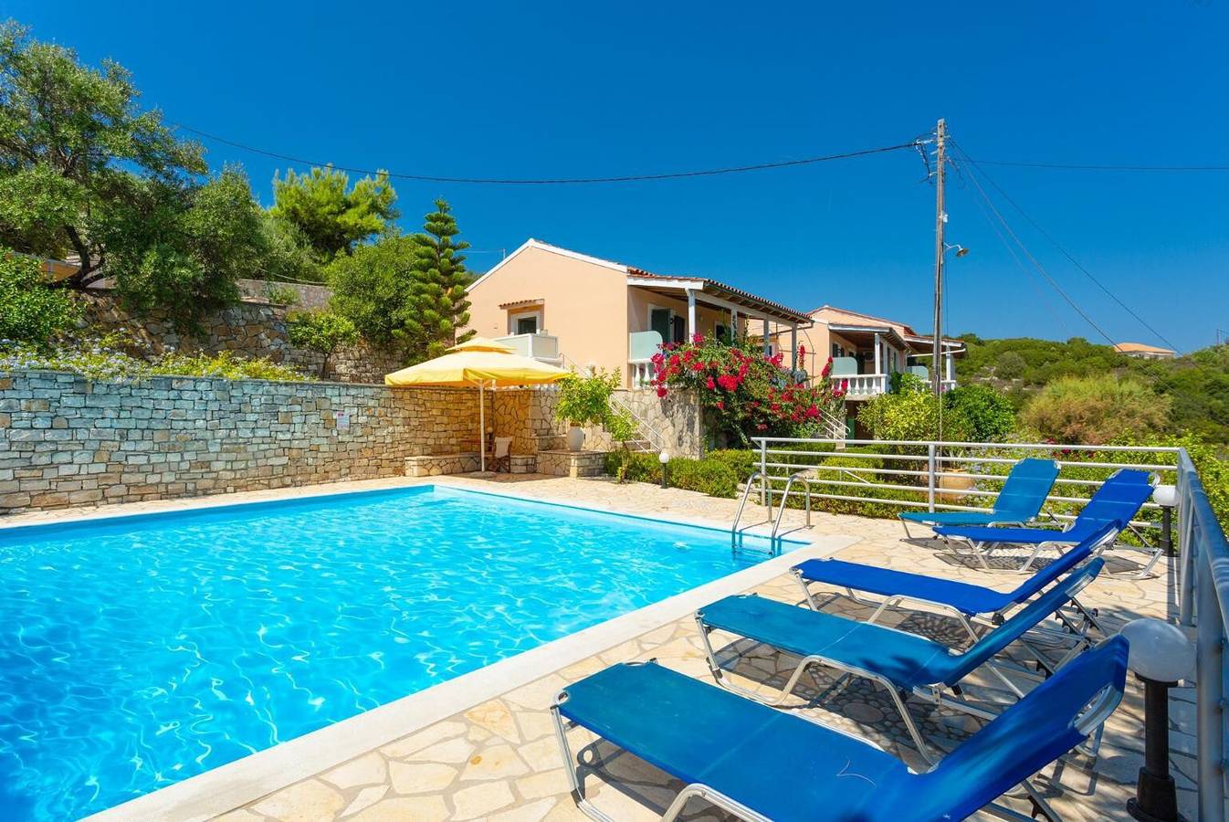 Entire studio, Studio Apartment 'Dolphin Villa 1' with Sea View, Wi-Fi and Air Conditioning in Paxos