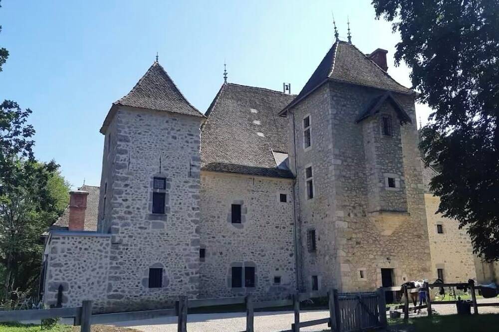 Chateau de Rivoiranche gite 9 personnes in Saint-Paul-lès-Monestier, Parc naturel régional du Vercors