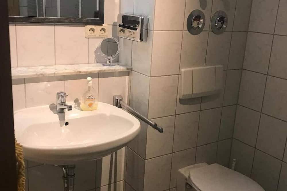 Ganze Wohnung, Ferienhaus mit 2 Schlafzimmern, Kaminofen, Terrasse und Garten in Zandt, Ostbayern