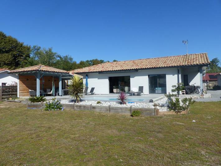Gîte pour 6 personnes, avec piscine ainsi que terrasse et jardin