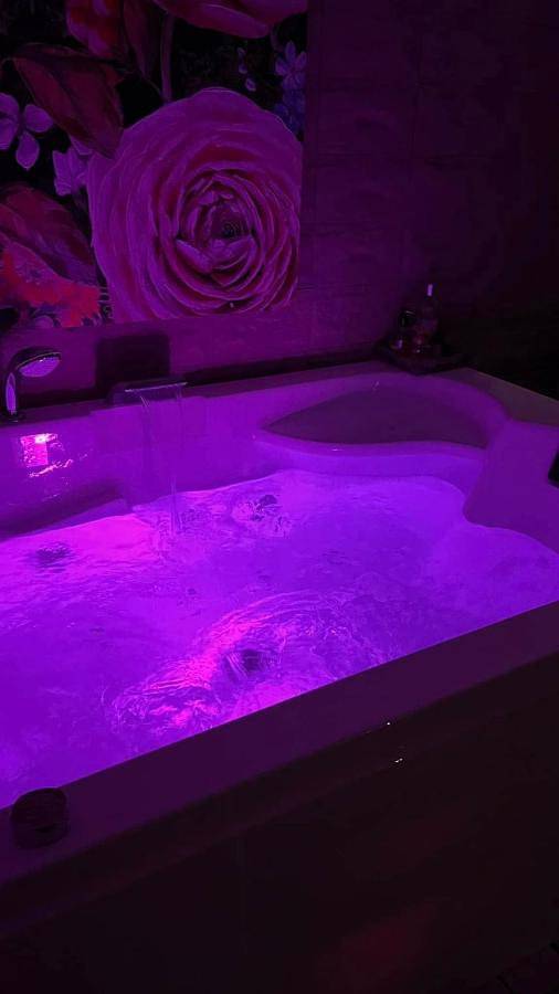 Tente pour 2 personnes, avec Jacuzzi ainsi que Terrasse et Jardin