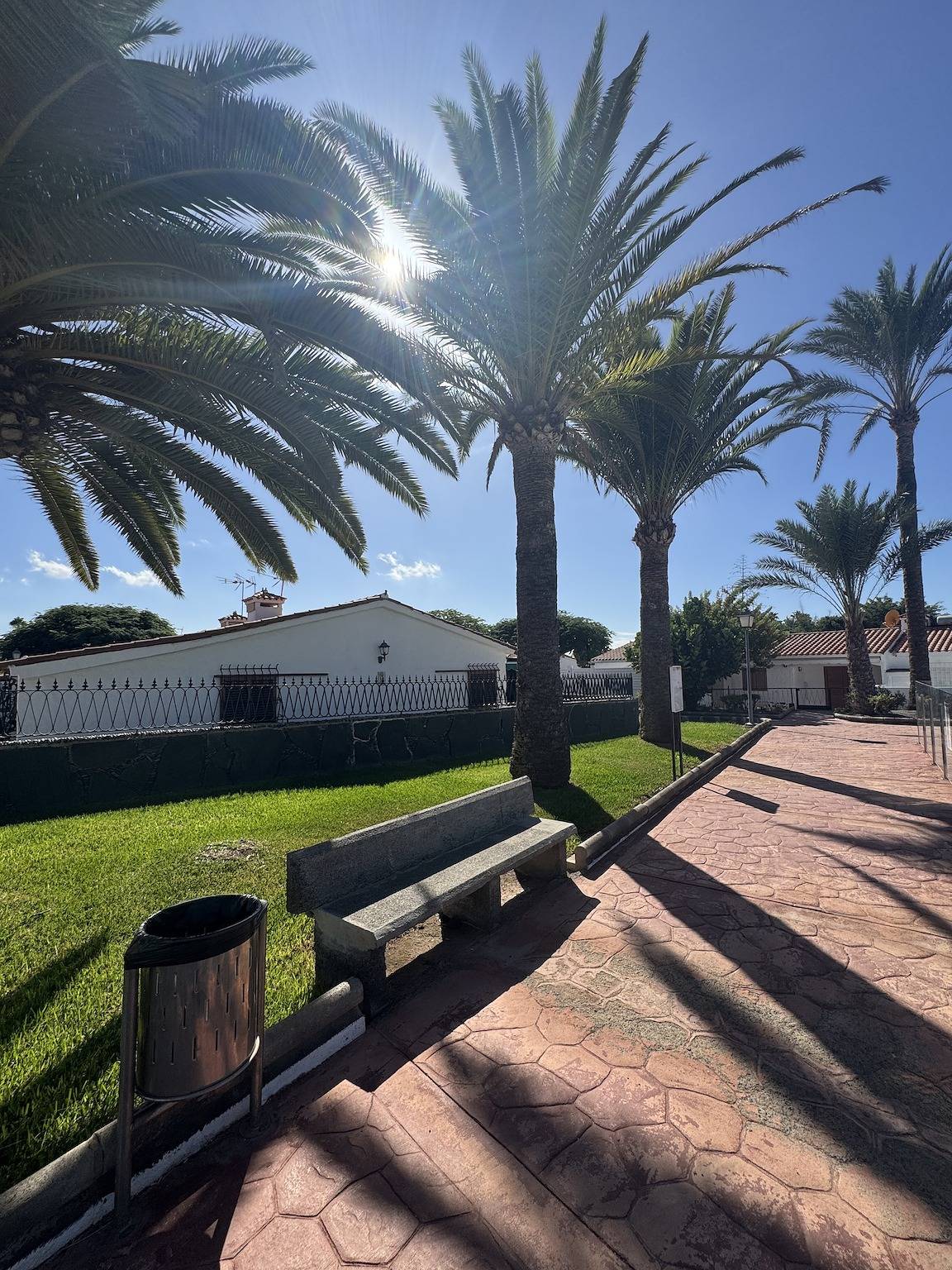 Apartamento entero, Apartamento vacacional 'Los Porches K28' con piscina compartida, terrazas privadas y Wi-Fi in Maspalomas, San Bartolomé de Tirajana