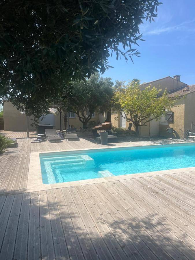 Location de vacances pour 8 personnes, avec Jacuzzi et Terrasse ainsi que Jardin et Piscine à Nézignan-l'Évêque