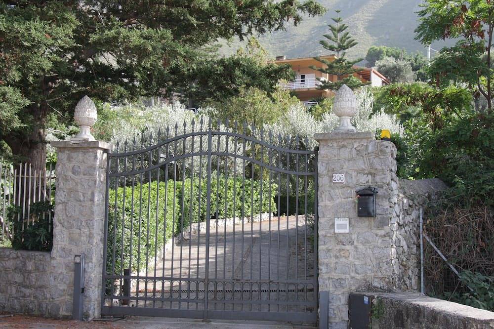 Villa Lomarchi Holiday Home in Carini, Palermo Province