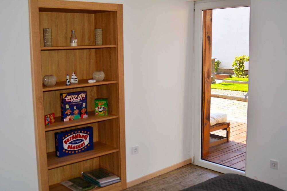 A Lizbett Cottage egy közel 100 éve épült vályogház in Ketschkemet, Kecskeméti járás