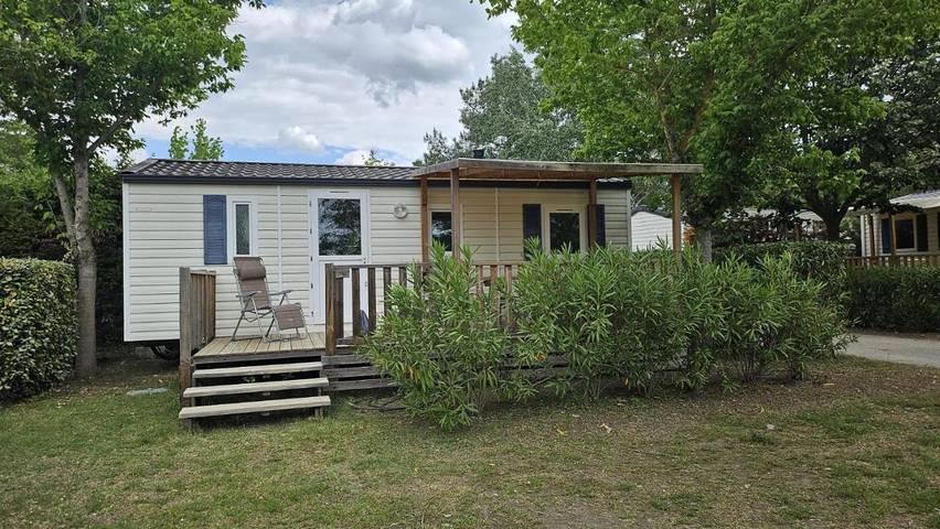 Ferienhaus für 6 Personen, mit Terrasse und Garten sowie Pool und Seeblick
