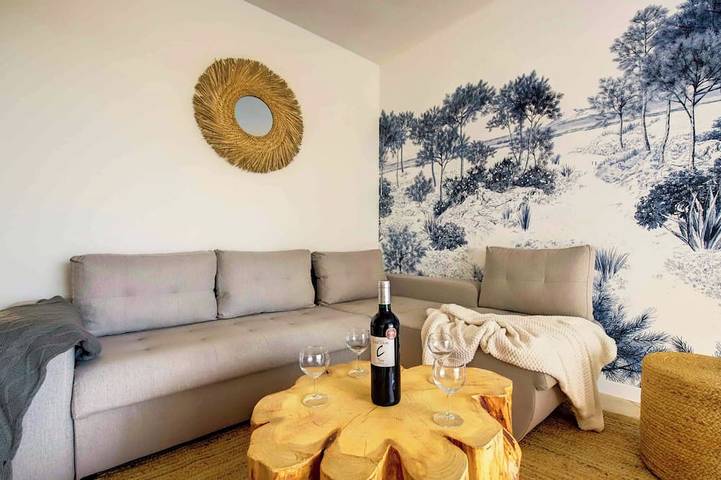 Gîte pour 8 personnes, avec terrasse ainsi que piscine et jardin, animaux acceptés