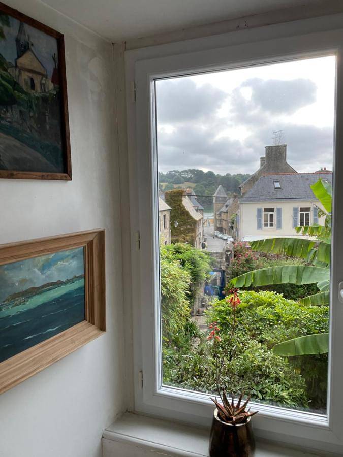 Appartement entier, Appartement de 1634 avec balcon au sud sur jardin en plein cœur historique in Tréguier, Côte de Granit Rose