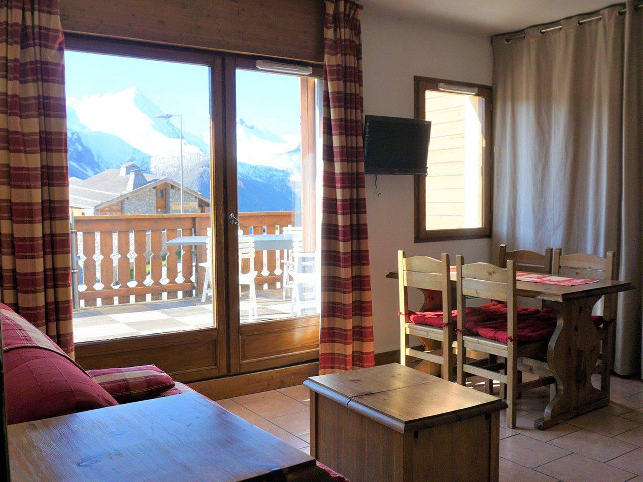 Entire apartment, Cosy apartment, 4 people, 5 min from slopes, covered parking in Orcières, Écrins National Park