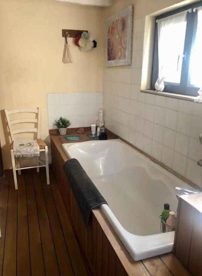 Gîte pour 2 personnes, avec Terrasse ainsi que Jardin et Piscine à Charnay-lès-Mâcon - 4