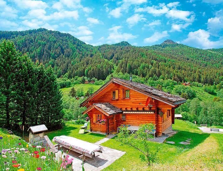 Ferienhaus für 10 Personen, mit Balkon und Terrasse sowie Garten im Wallis