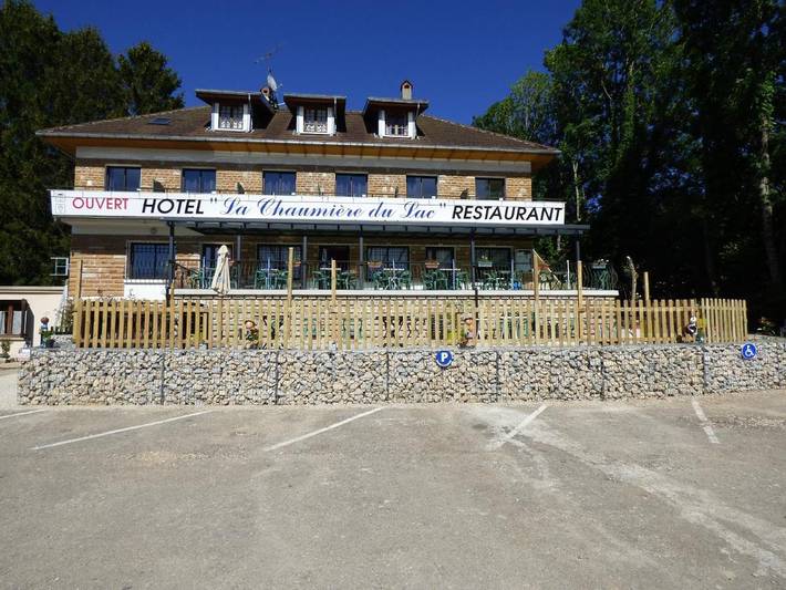 Hôtel pour 2 personnes, avec Balcon et Terrasse ainsi que Jardin et Vue sur le lac à Clairvaux-les-Lacs