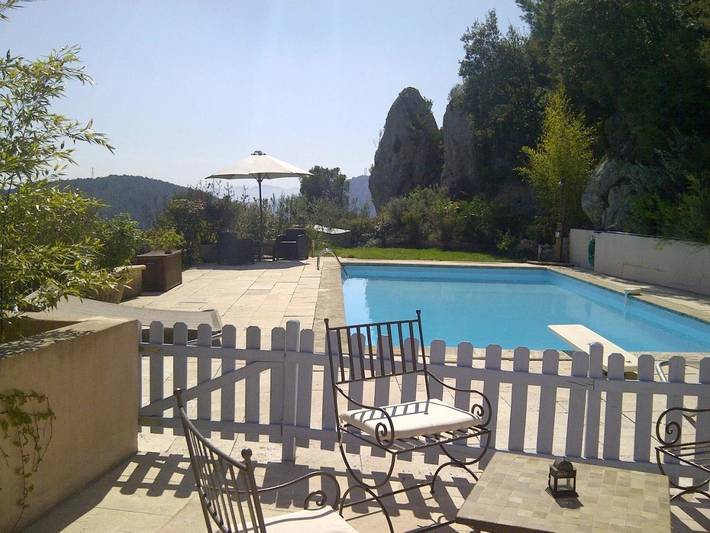 Location de vacances pour 2 personnes, avec Terrasse et Jardin ainsi que Piscine et Vue à Auriol