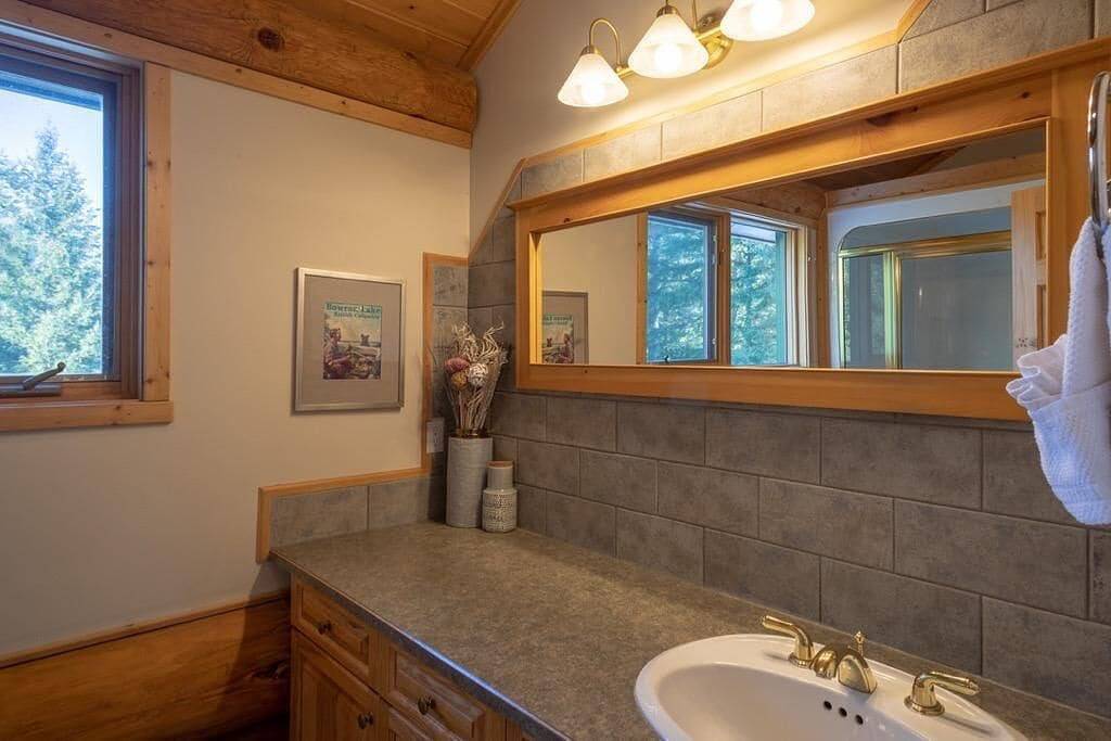 Spectacular mountain views in beautiful log chalet in Kicking Horse