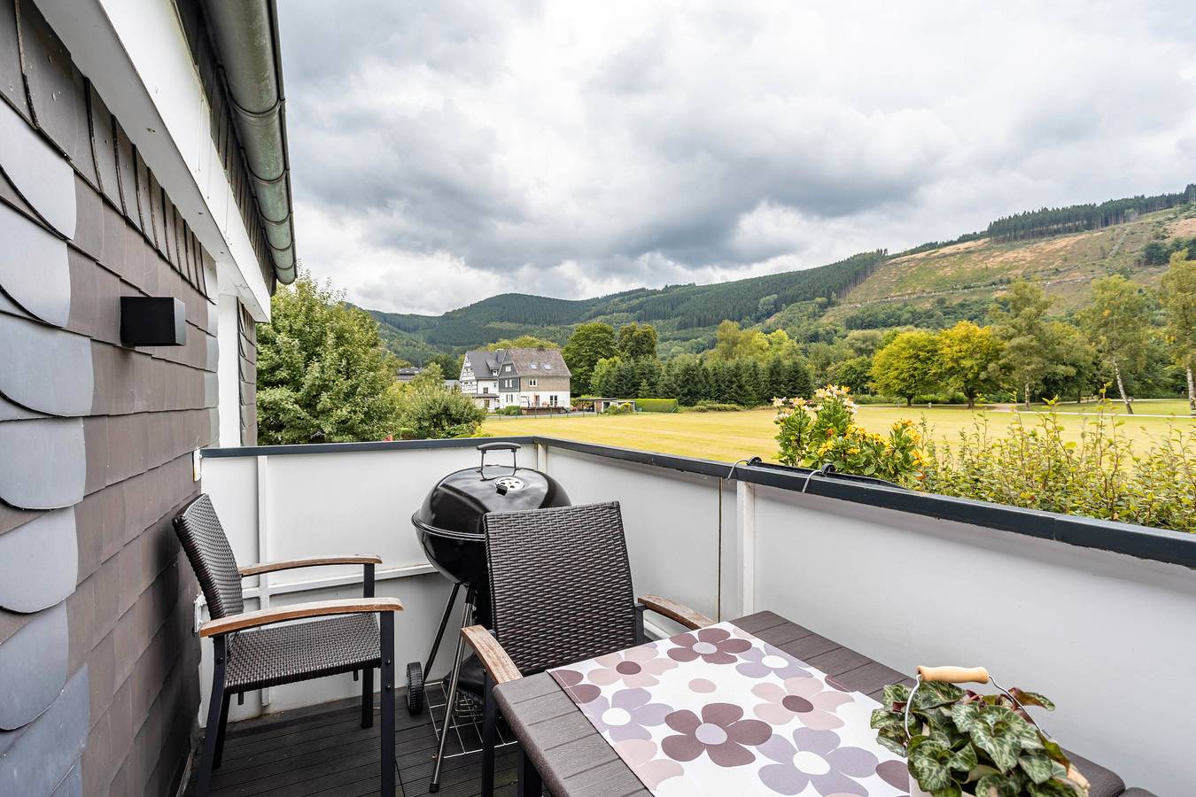 Ganze Wohnung, Ferienwohnung 'Kurparkblicksauerland' mit Bergblick, Wi-Fi und Klimaanlage in Lennestadt, Sauerland