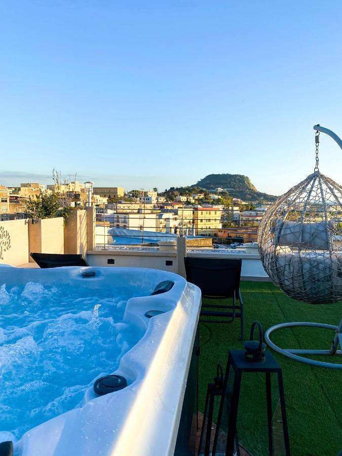 Appartamento per 4 persone, con Balcone e Terrazza nonché Idromassaggio e Piscina a Bacoli