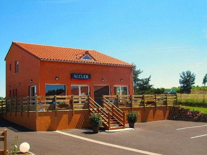 Hôtel pour 2 personnes, avec terrasse, animaux acceptés à Saint-Georges (Cantal)