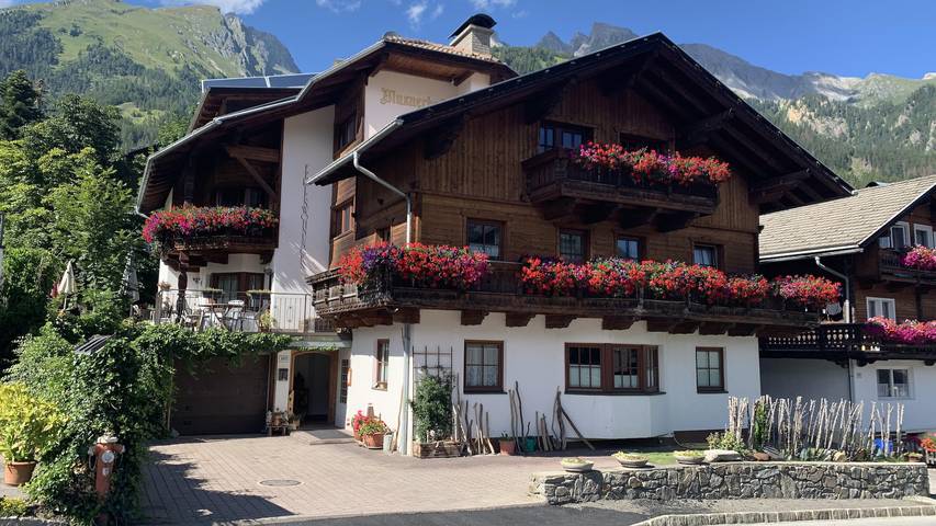 Ferienwohnung für 8 Personen, mit Balkon und Terrasse sowie Garten und Ausblick in Virgen