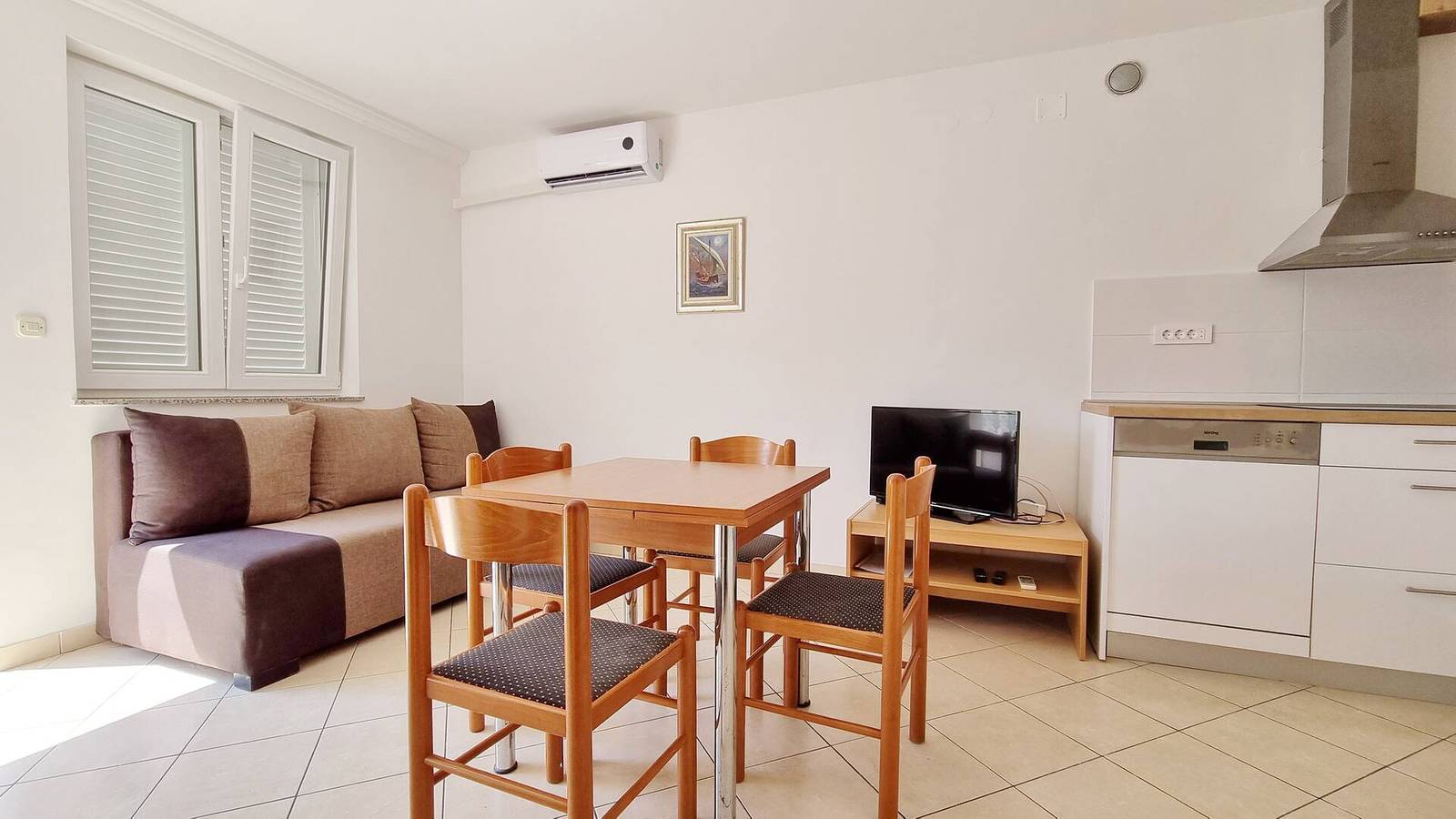 Ganze Wohnung, Apartment Lovincic Nr. 1 – mit Terrasse, 200 m vom Strand entfernt in Zarok, Baska