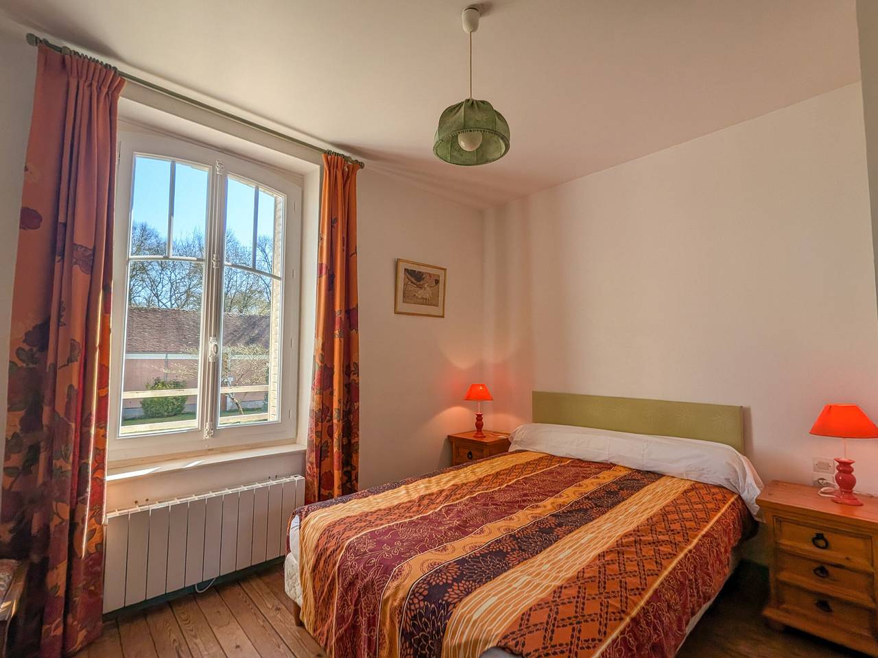 Charmant moulin au cœur du Berry avec étang, proche châteaux et zoo, 4 chambres, parking et terrasse in Chabris, Loire-Tal