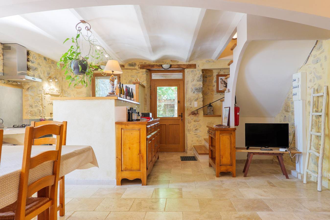 Maison de vacances « Gîte Domaine De La Bruge » avec vue montagne, terrasse privée et Wi-Fi in Saint-Remèze, Privas (arrondissement)