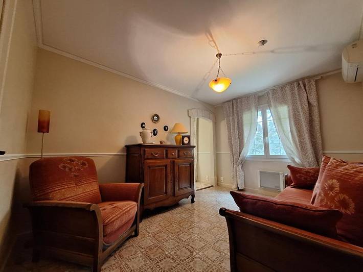 Location de vacances pour 3 personnes, avec jardin et terrasse ainsi que vue et piscine à Aramon - 2