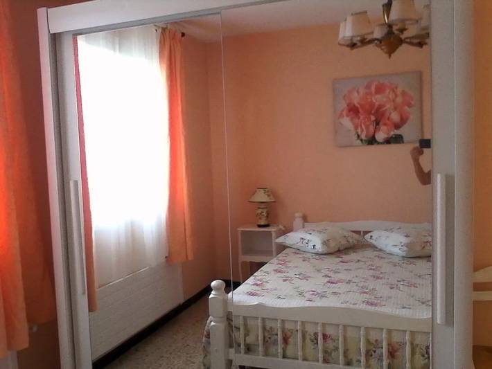 Ganze Wohnung, Ferienwohnung „Pieds Dans L'eau“ mit Gemeinschaftsgarten, Balkon und WLAN in La Seyne-sur-Mer, Mittelmeerküste (Frankreich)