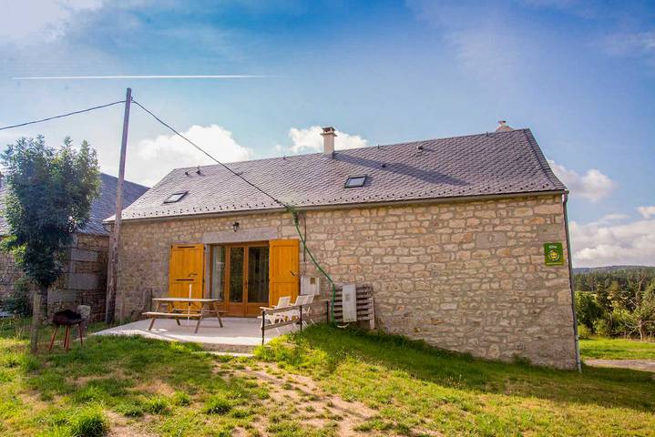 Gîte pour 6 personnes, avec Terrasse ainsi que Jardin et Vue dans Arzenc-d'Apcher