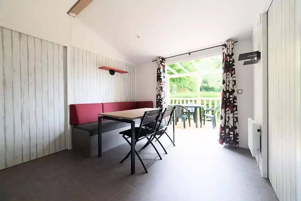 Mobil-home Pmr - 31m2 - 2 chambres - terrasse couverte - (mobil-home adapté aux Personnes à Mobilité Réduite) - 4 personnes in Bénodet, Région de Quimper