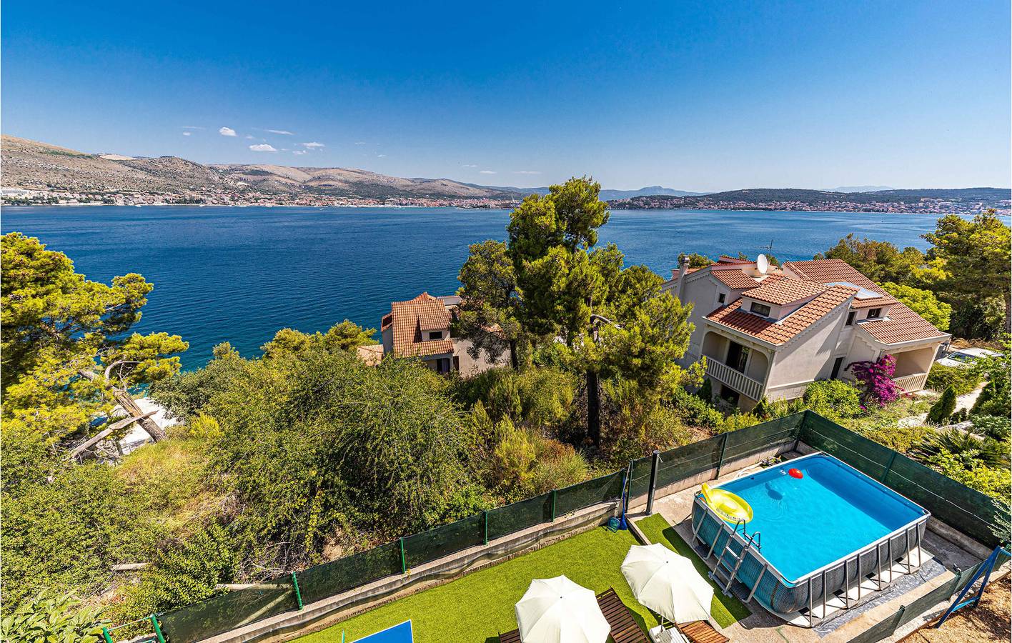 Geräumige Ferienwohnung mit Pool, Terrasse und Zugang zum Strand in Okrug Donji, Ciovo