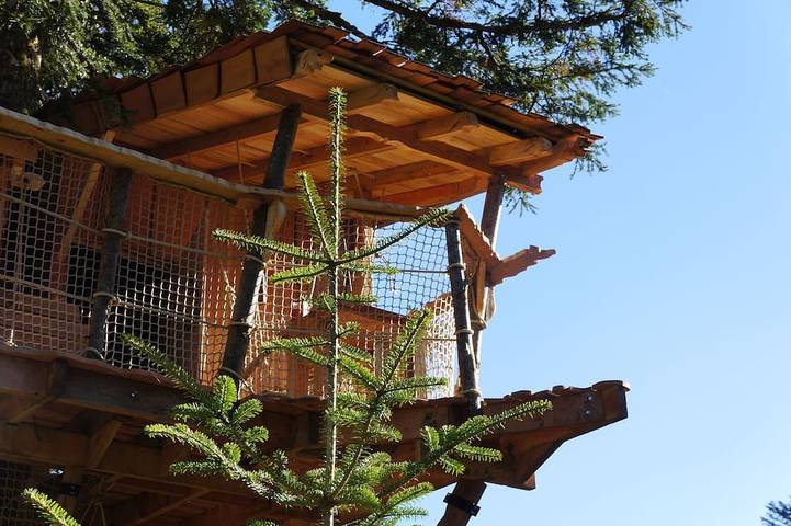 Nis de Bisou tree house in La Tour-d'Auvergne, Volcans d'Auvergne Regional Nature Park