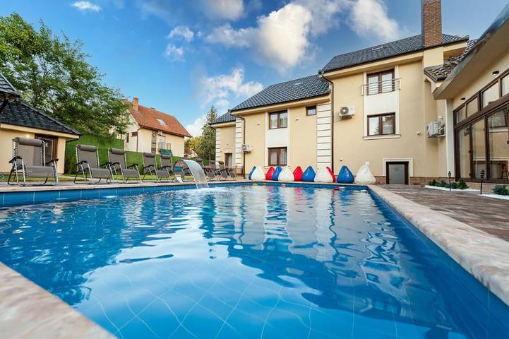 Chambre d’hôte pour 2 personnes, avec vue et piscine ainsi que jardin et sauna dans Палић