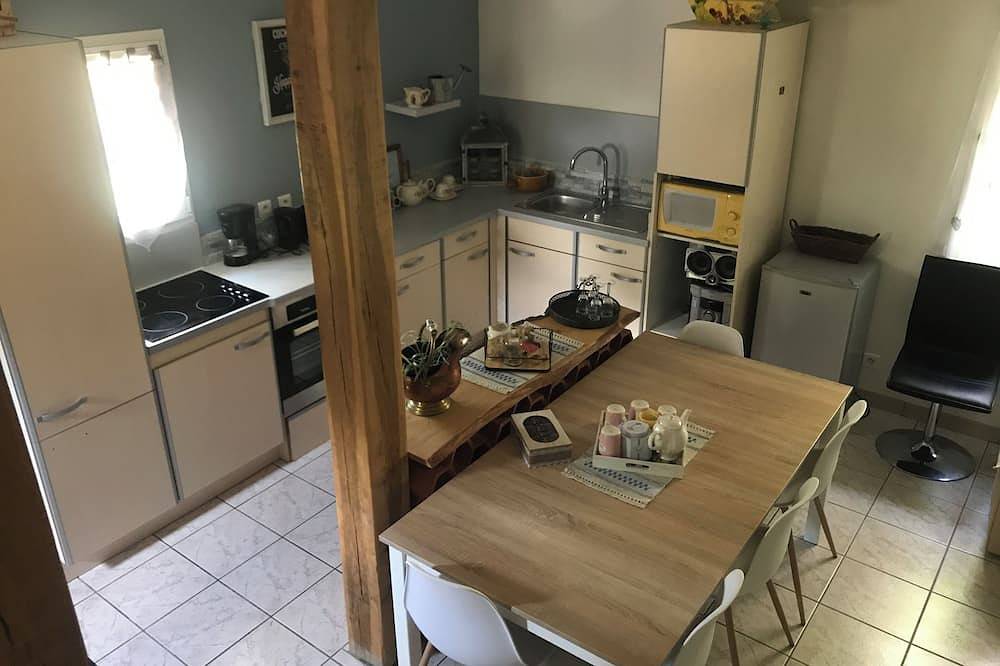 Logement avec entrée privative pour 4 personnes et éventuellement un bébé. in Chécy, Vallée de la Loire