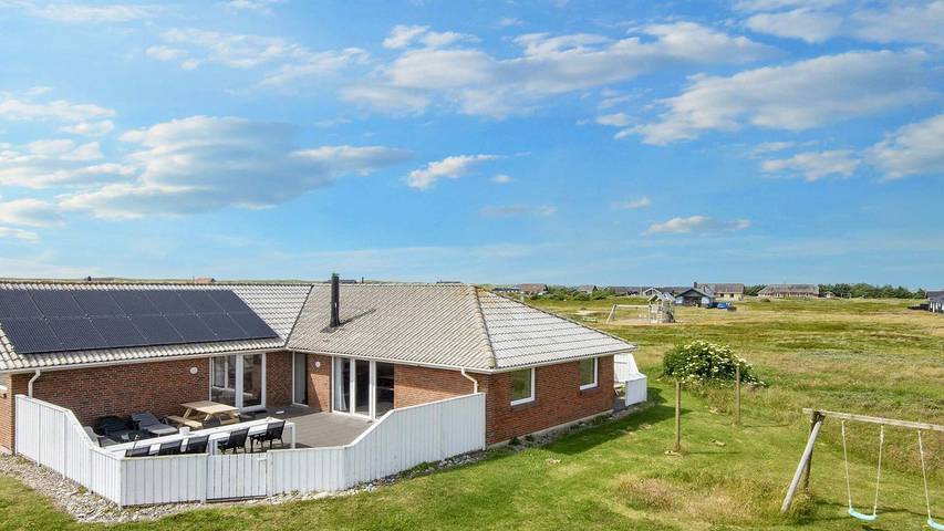 Ferieudlejning for 13 personer, med jacuzzi og sauna samt terrasse, husdyr tilladt i Harboøre