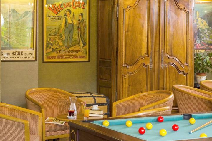 Hôtel pour 2 personnes, avec terrasse et piscine ainsi que vue et jardin, animaux acceptés à Vic-sur-Cère - 4