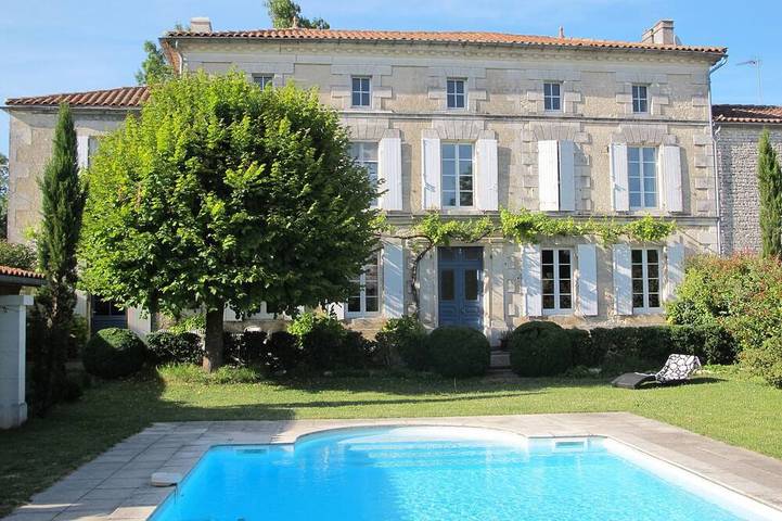 Location de vacances pour 8 personnes, avec Terrasse et Jardin dans Brie-sous-Matha