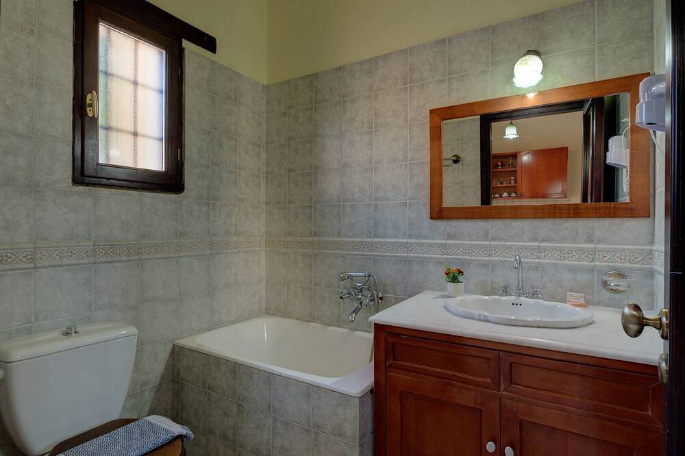 Small village house, shared pool and views of the countryside and sea in Douliana, Vamos
