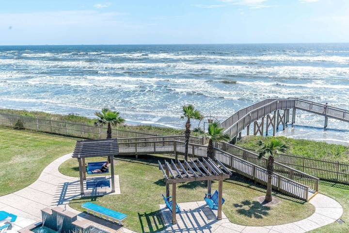 Vacation rental for 8 people, with balcony and pool, kid friendly in Galveston