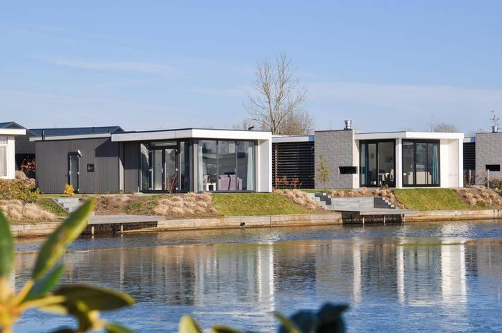 Vakantiehuis voor 4 personen, with Balkon/Terras and Terras as well as Tuin and Uitzicht op het meer in Nunspeet
