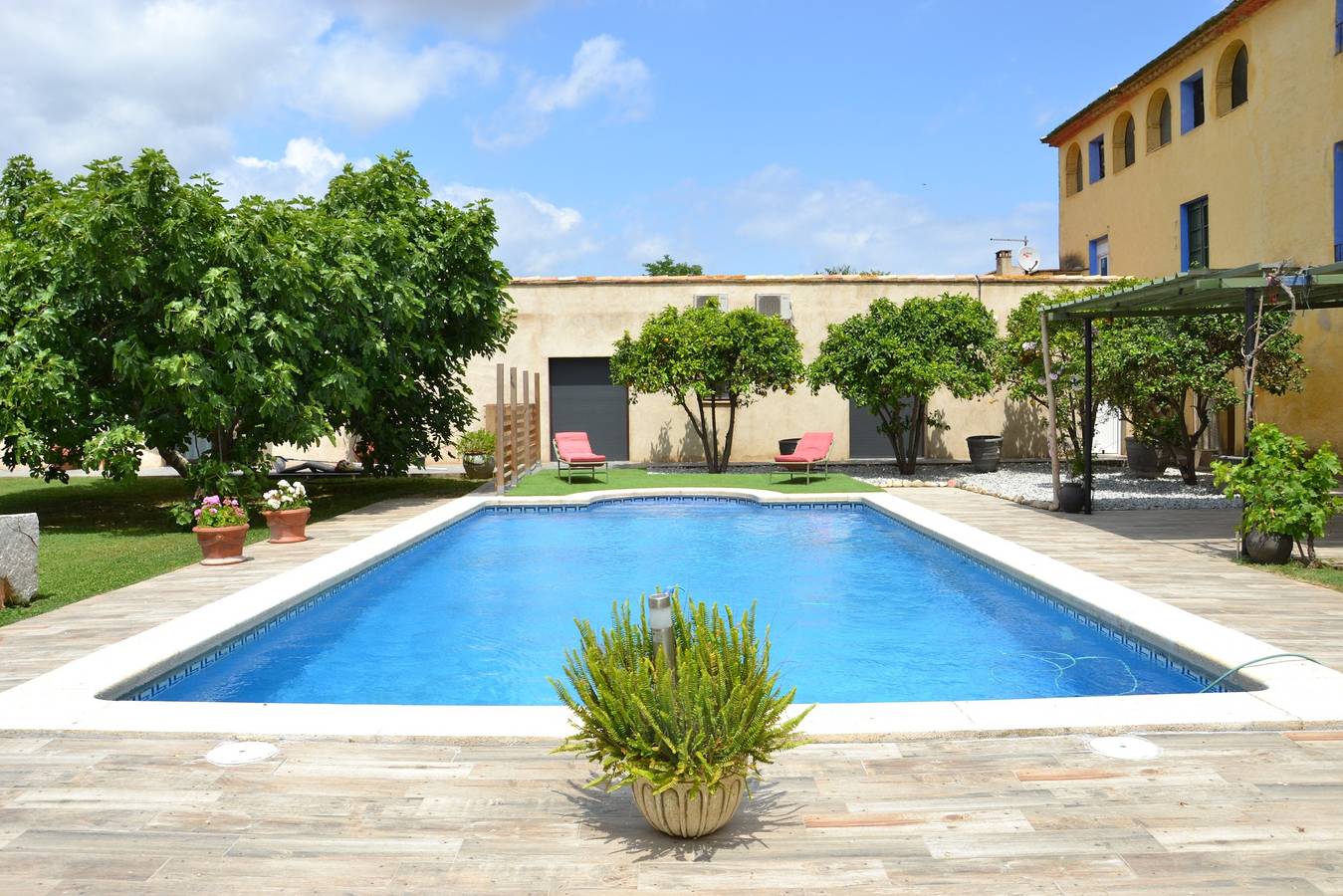 Can Padrosa Country House – Restored 17th-Century Farmhouse for Groups up to 11 in Riumors, Upper Empordà